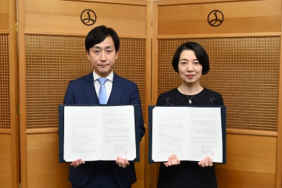 写真：樋口区長（左）と東京ガス株式会社小西常務（右）による締結式