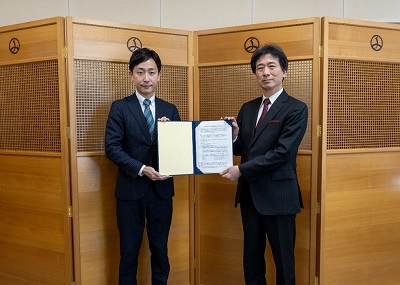 写真：樋口区長（左）と学校法人中央大学 大貫 裕之常任理事（右）による締結式