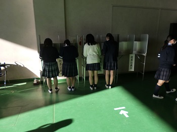 画像：私立東京家政学院高等学校での模擬選挙の様子3