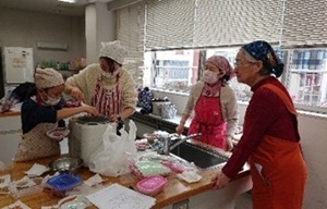 写真：千鳥ヶ淵緑道の美化活動の様子