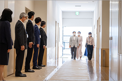 写真：九段幼稚園へ入られる様子