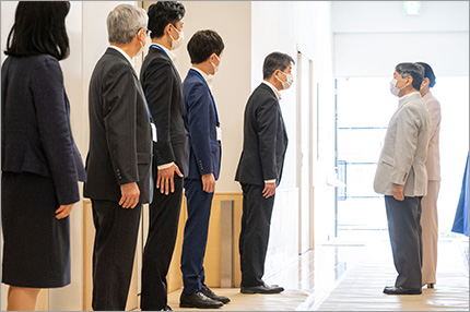 写真：千代田区職員等へご挨拶される様子1