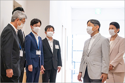写真：千代田区職員等へご挨拶される様子2