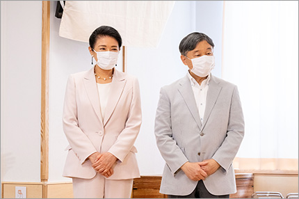 写真：工作中の園児たちを見守られている様子