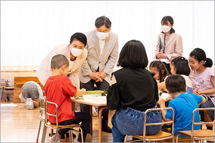 写真：工作中の園児たちと交流されている様子1