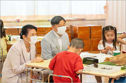 写真：工作中の園児たちと交流されている様子2