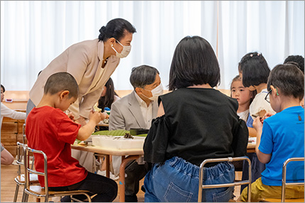 写真：工作中の園児たちと交流されている様子3
