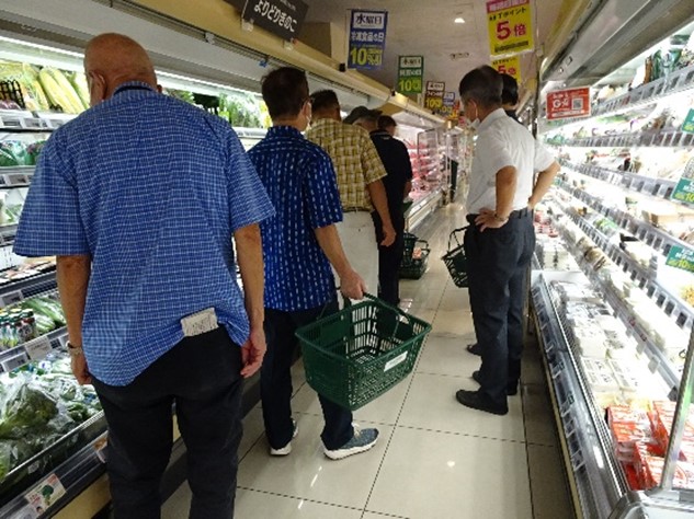 写真：食材選びや買い物の様子