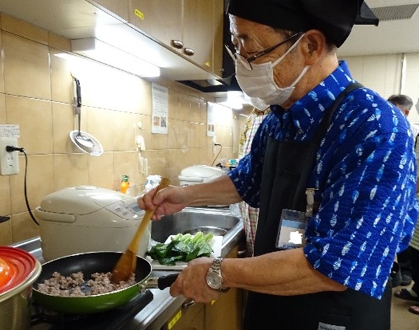 写真：料理をする様子