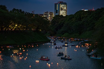 写真：千鳥ヶ淵ボート場から眺望した灯ろう流しの様子