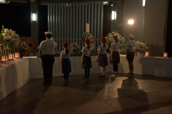 写真：令和5年度海洋少年団による献花の様子