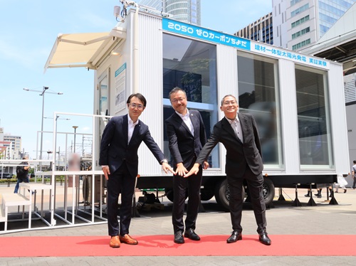 写真：開所式の様子（左から YKK AP副社長：水上 修一、千代田区ゼロカーボン推進技監：川又 孝太郎、Akiba.TV代表取）