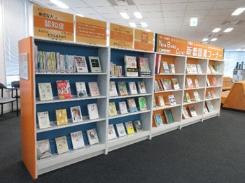 写真：千代田図書館に設置された関連書籍紹介コーナーの様子