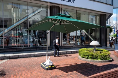 写真：神保町交差点に新たに設置された日よけ