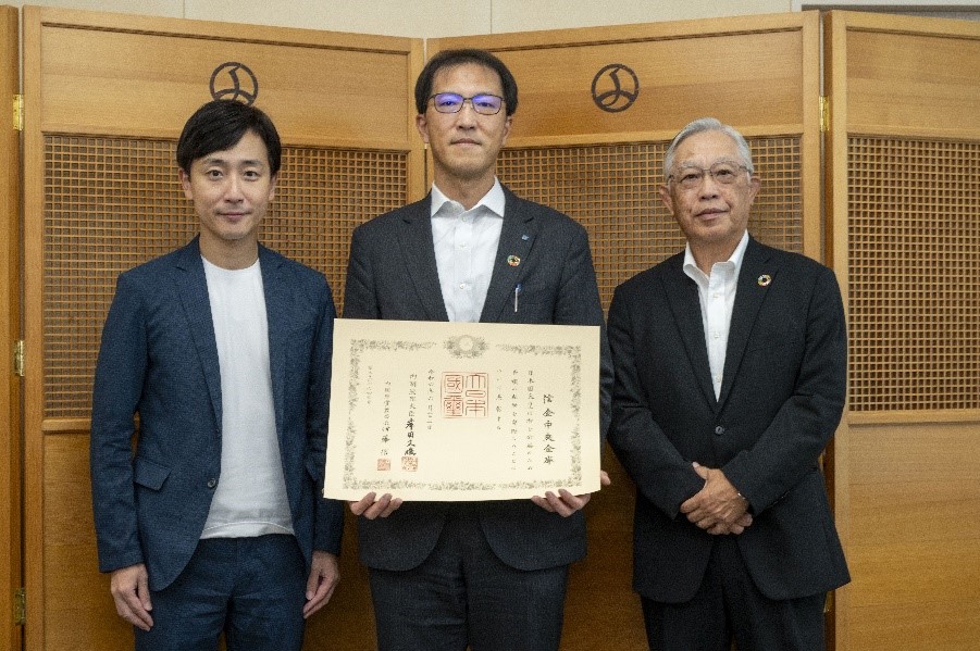 写真：信金中央金庫への紺綬褒章伝達式の様子