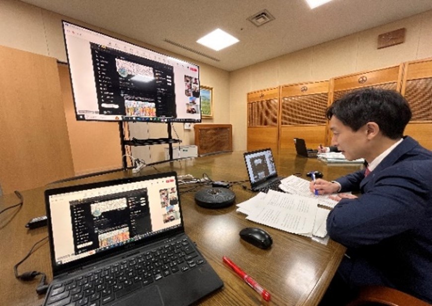 写真：オンラインミーティング中の区長の様子