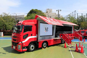 写真：VR防災体験車による防災体験