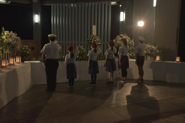 写真：千代田区戦没者追悼式で慰霊碑に向かって敬礼する様子