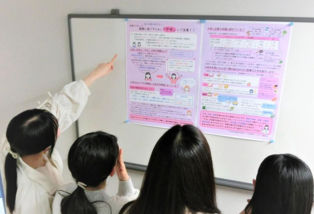 画像：共立女子大学のポスター掲示の様子