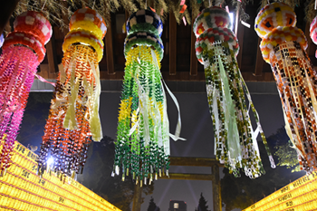 写真：靖国神社の「盆踊り」の様子
