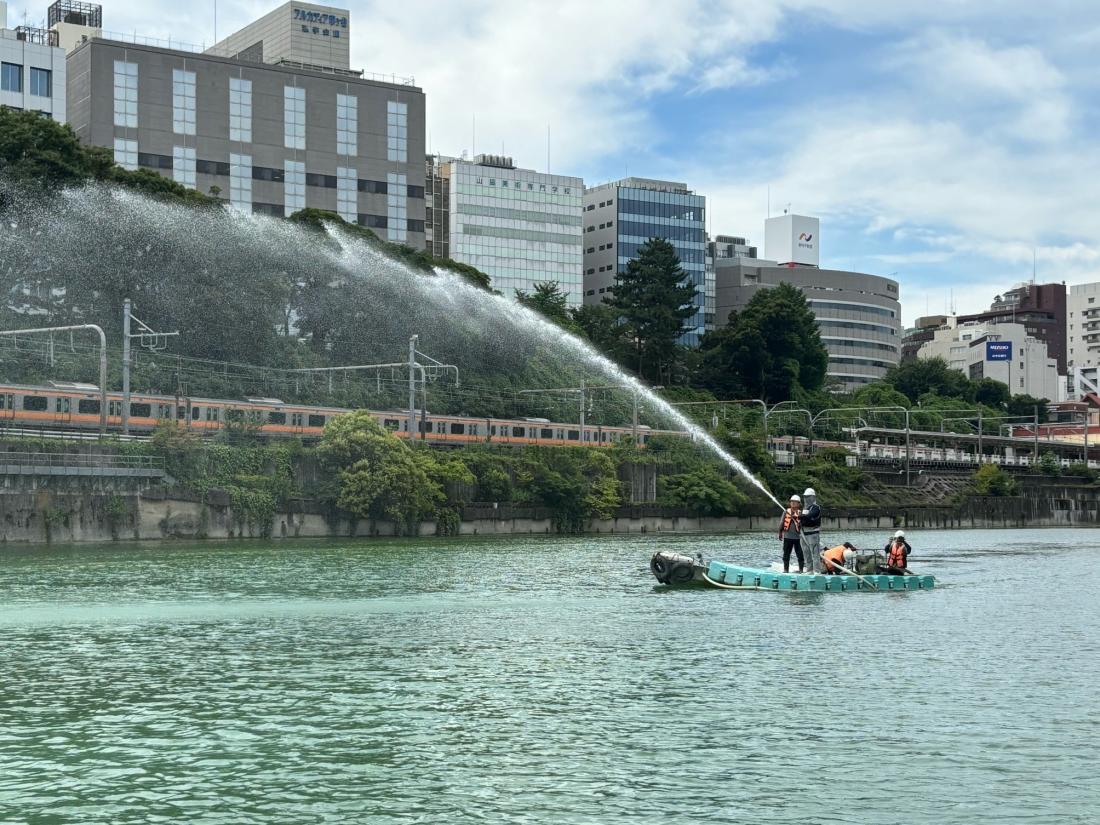 画像：水質改善処理剤の散布の様子