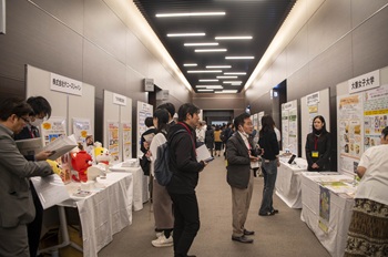 写真：写真：パネル・ブース展示の様子1