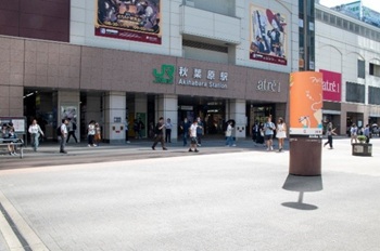 写真：協定式会場（秋葉原駅前広場）