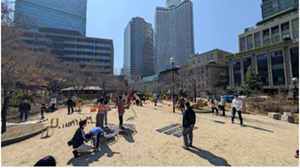 写真：移動式子どもの遊び場の様子1