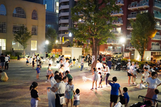 写真:公園で遊ぶ様子
