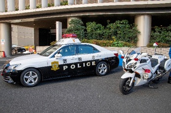 写真:パトカー・白バイ乗車体験の様子