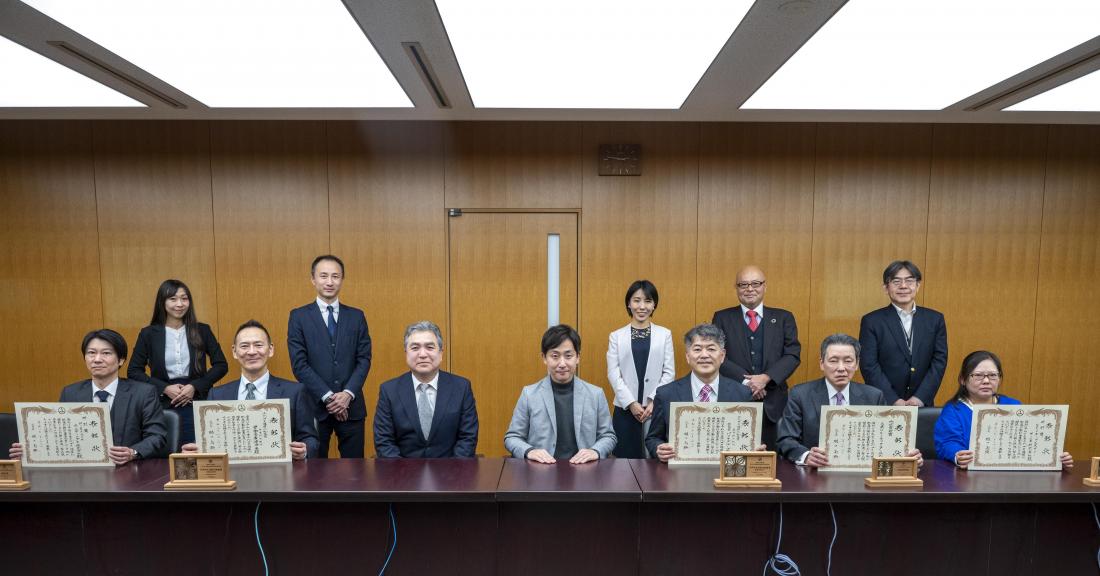 写真：令和7年度に表彰された事業所のみなさん