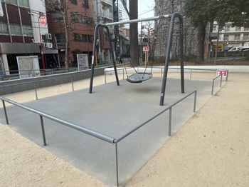 写真：錦華公園皿型ブランコ