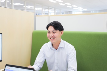 写真：インタビューの様子