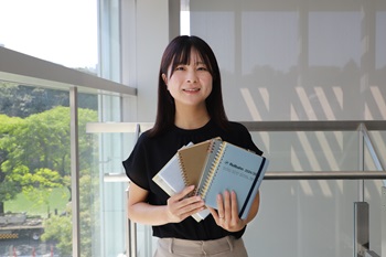 写真:インタビューの様子