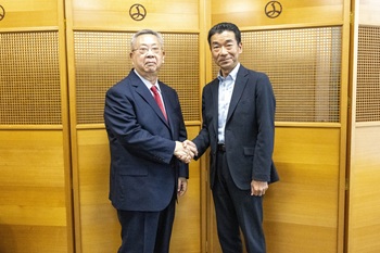 写真：寄付の様子