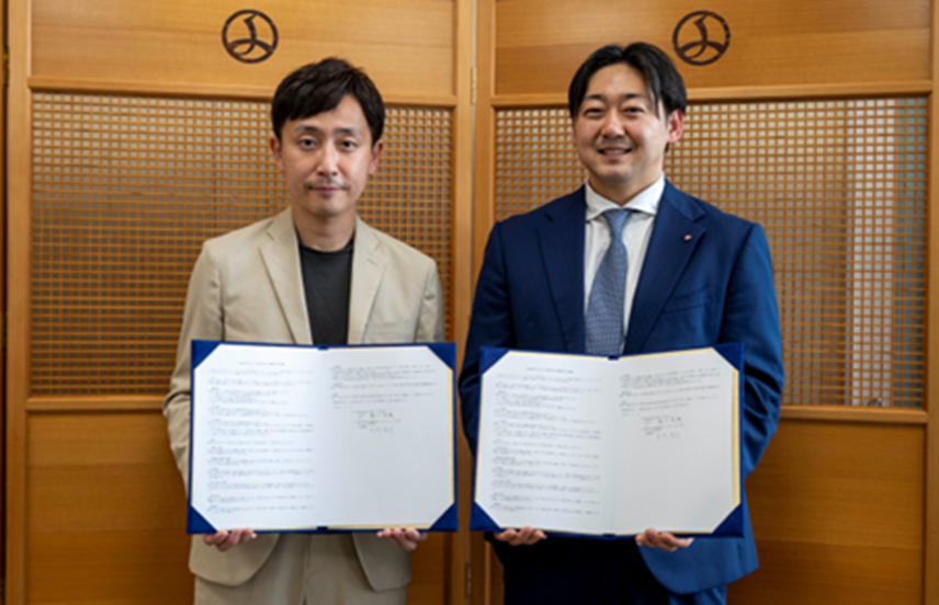 写真：協定締結式での区長とPIAZZA株式会社代表取締役矢野さん