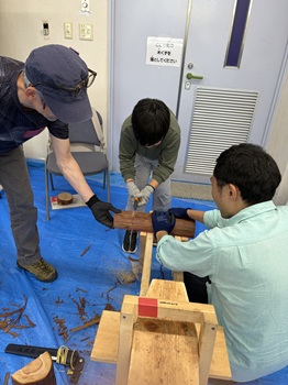 写真:木工体験(スツール作り)の様子