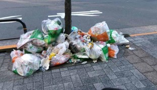 秋葉原のごみ