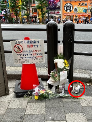 写真:献花周辺に放置されているごみ2