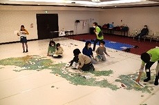 写真：巨大日本地図の体験の様子