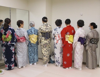写真：ゆかたの着付けの様子