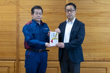 写真：見舞金を渡す様子