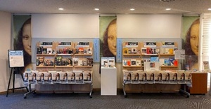 写真:関連図書展示の様子