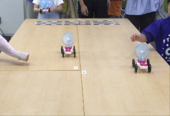 写真:組み立てたプロペラカーでレース