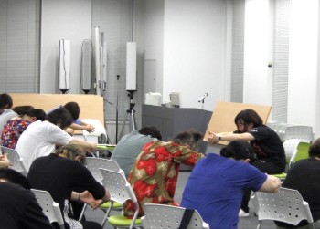 写真:「おうちでできる簡単ストレッチ」講座中の様子
