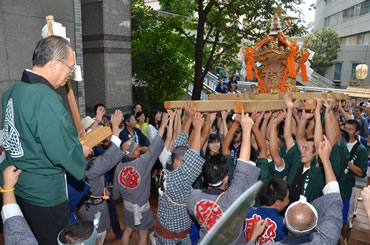 写真：築土神社の祭